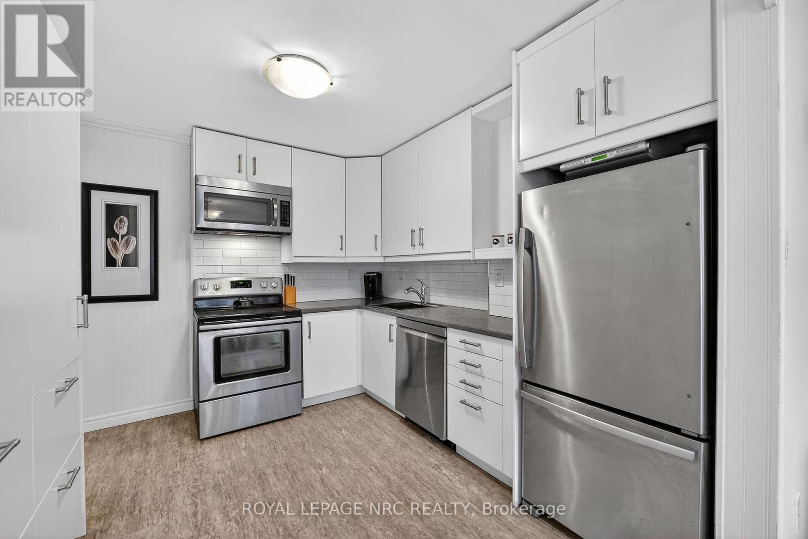 4 - 453 Woodview Road, Burlington, Ontario  L7N 2Z9 - Photo 8 - W12926664