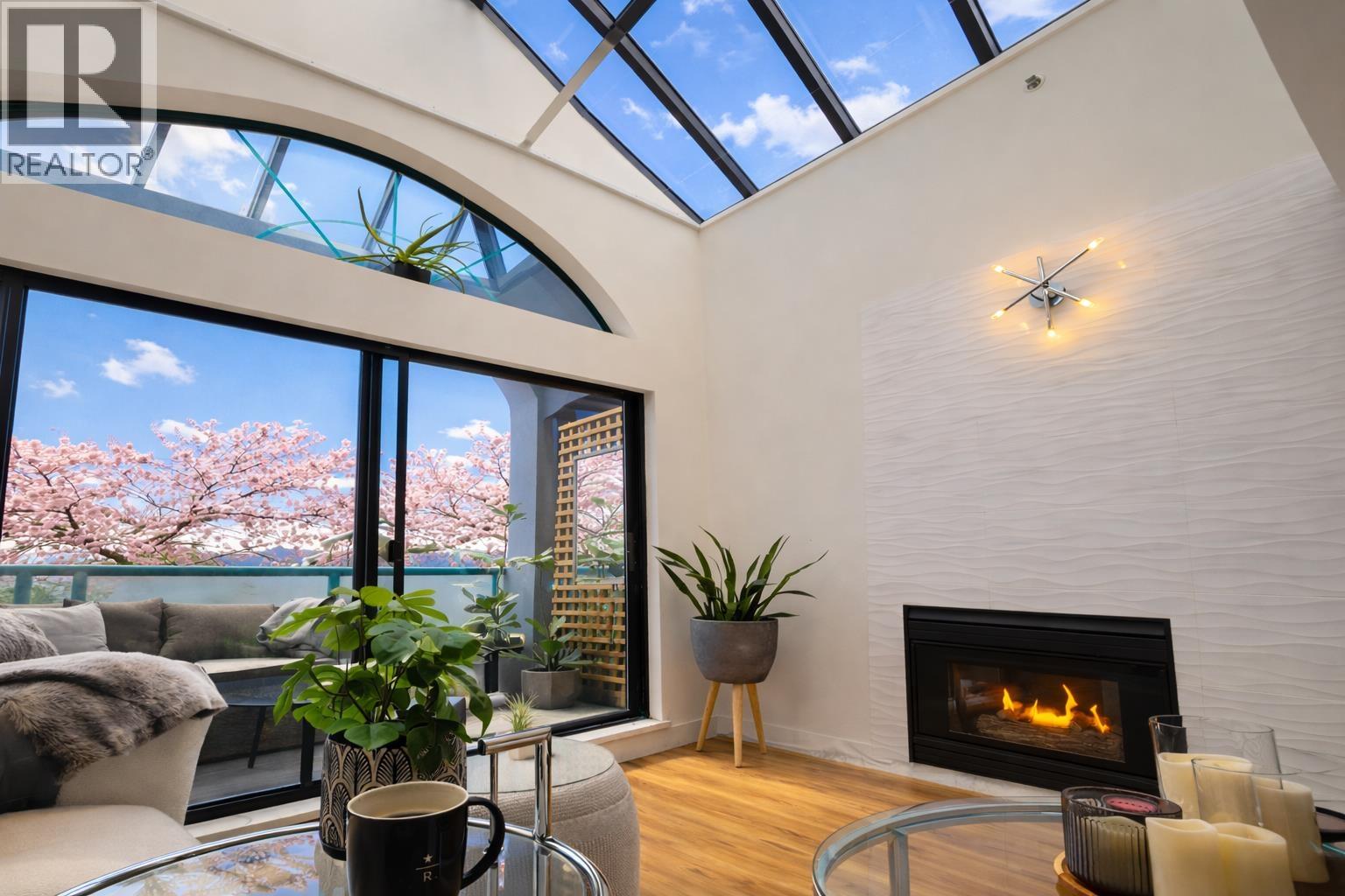 300 1966 Coquitlam Avenue, Port Coquitlam, British Columbia V3B 7P8 - Photo 2 - R3070201