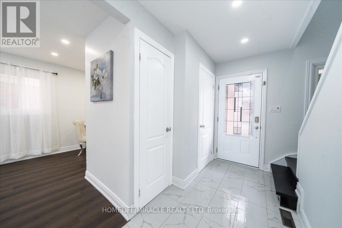 47 Martindale Crescent, Brampton, Ontario L6X 2V7 - Photo 4 - W12924140