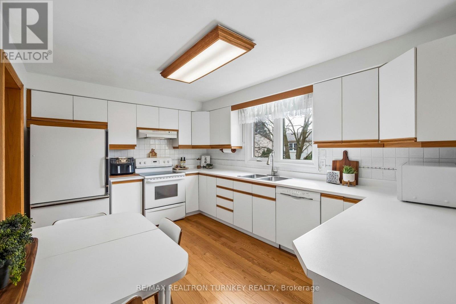 91 Batson Drive, Aurora, Ontario  L4G 3R2 - Photo 14 - N12920340