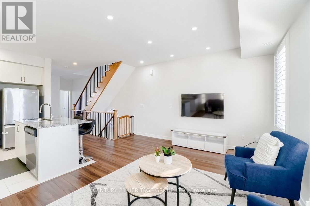 239 Harding Park, Newmarket, Ontario  L3Y 0E1 - Photo 3 - N12926760