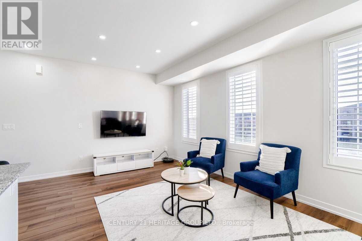 239 Harding Park, Newmarket, Ontario  L3Y 0E1 - Photo 4 - N12926760