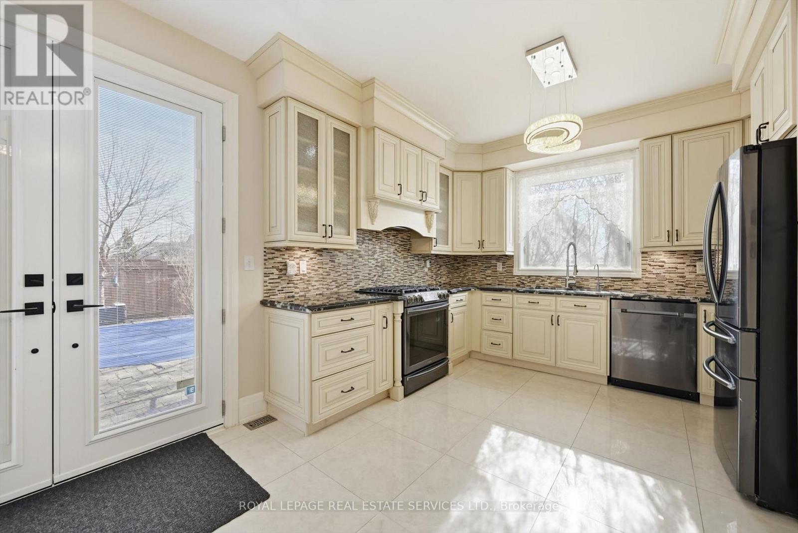 2353 Woodcrest Drive, Oakville, Ontario  L6M 4S2 - Photo 15 - W12926686