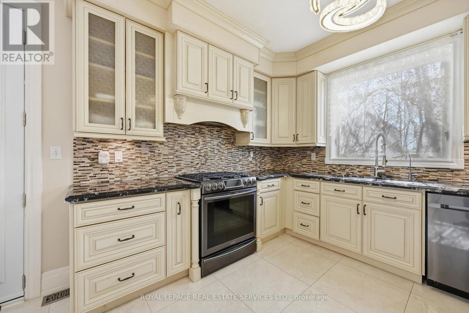 2353 Woodcrest Drive, Oakville, Ontario  L6M 4S2 - Photo 17 - W12926686