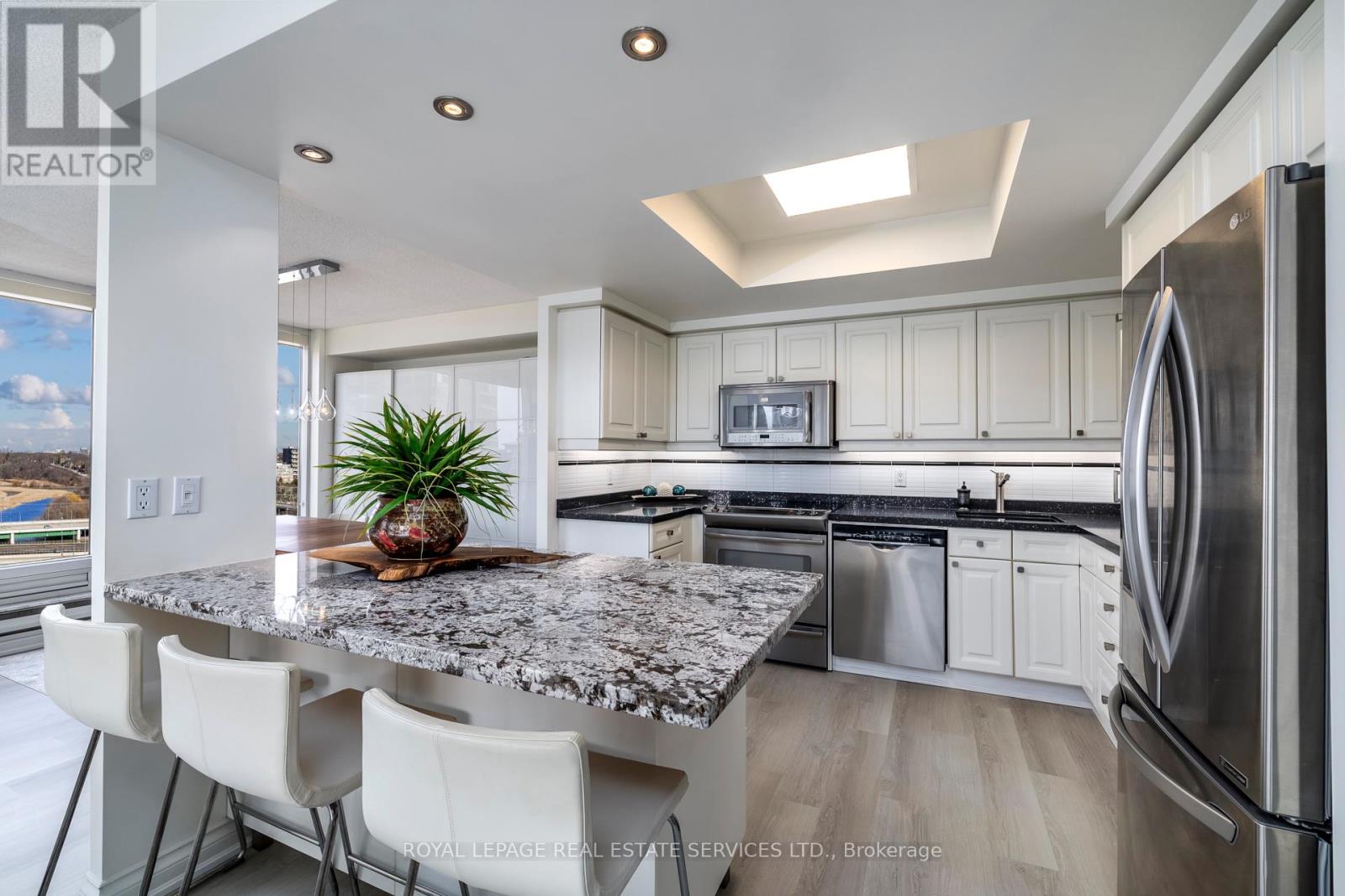 1609 - 1 Palace Pier Court, Toronto, Ontario  M8V 3W9 - Photo 3 - W12926720