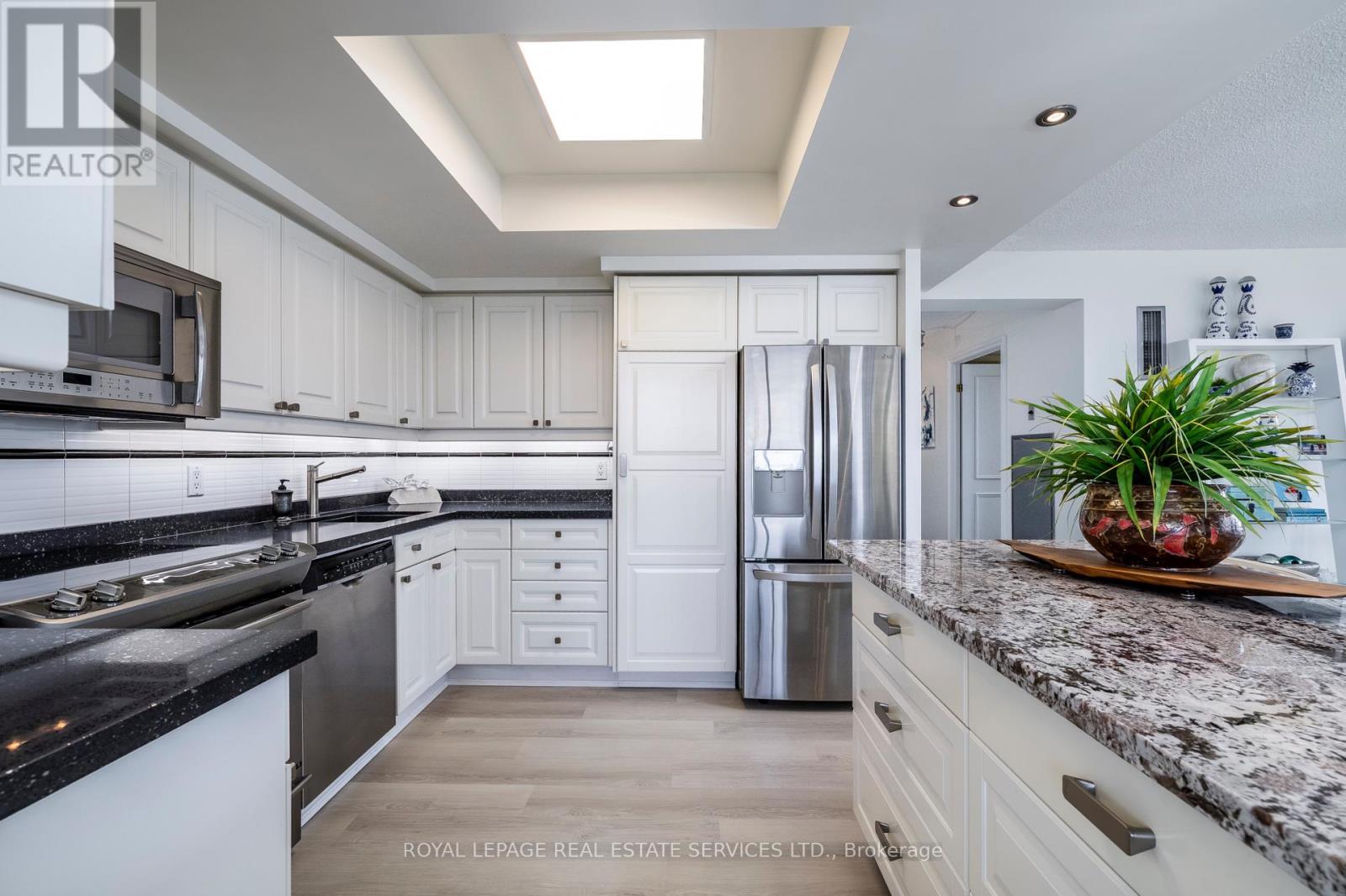 1609 - 1 Palace Pier Court, Toronto, Ontario  M8V 3W9 - Photo 4 - W12926720