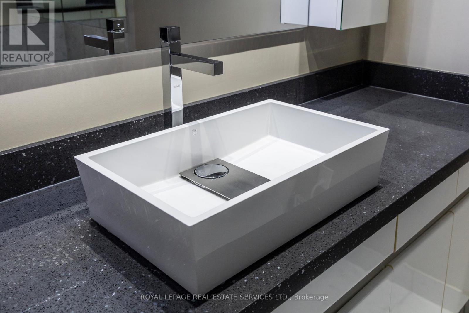 1609 - 1 Palace Pier Court, Toronto, Ontario  M8V 3W9 - Photo 9 - W12926720