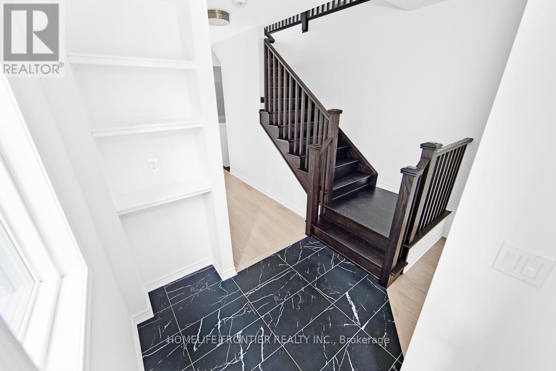 3035 Bramall Gardens, Oakville, Ontario  L6H 7G1 - Photo 3 - W12926724