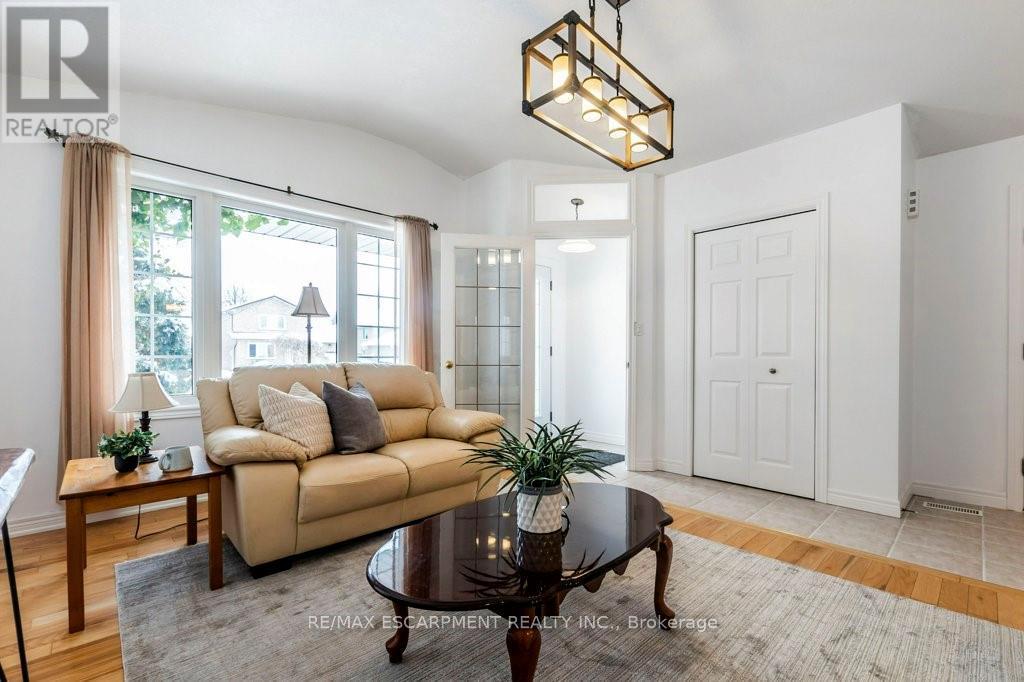 62 Spadara Drive, Hamilton, Ontario  L9B 2K3 - Photo 7 - X12926706