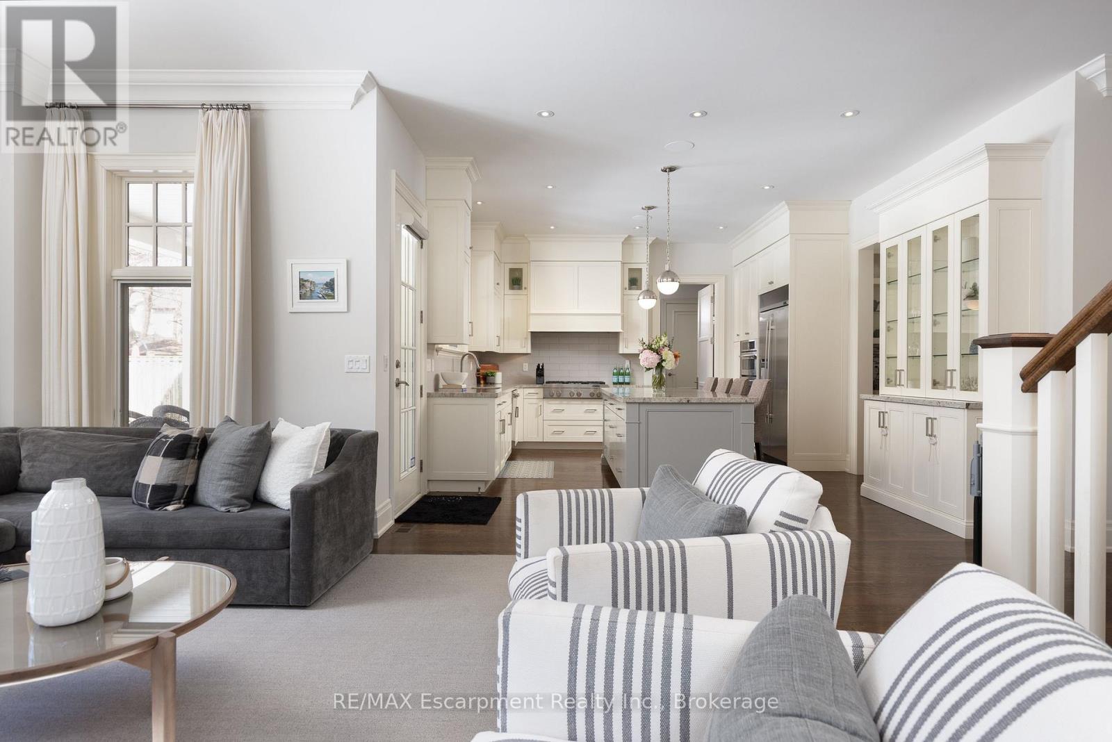 2469 Applewood Drive, Oakville, Ontario  L6L 1V7 - Photo 11 - W12823556