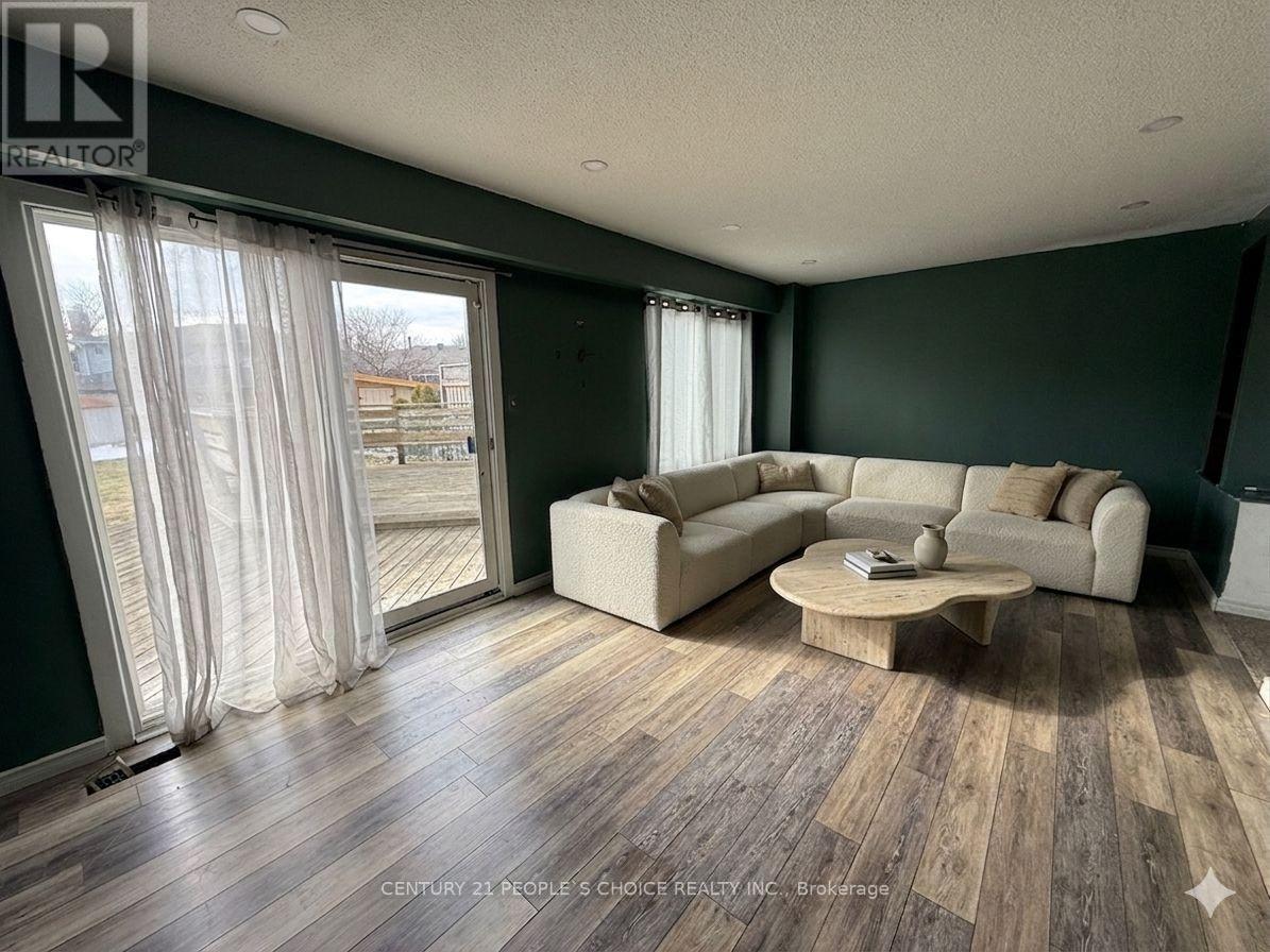 32 Horne Drive, Brampton, Ontario  L6V 2V3 - Photo 3 - W12862182