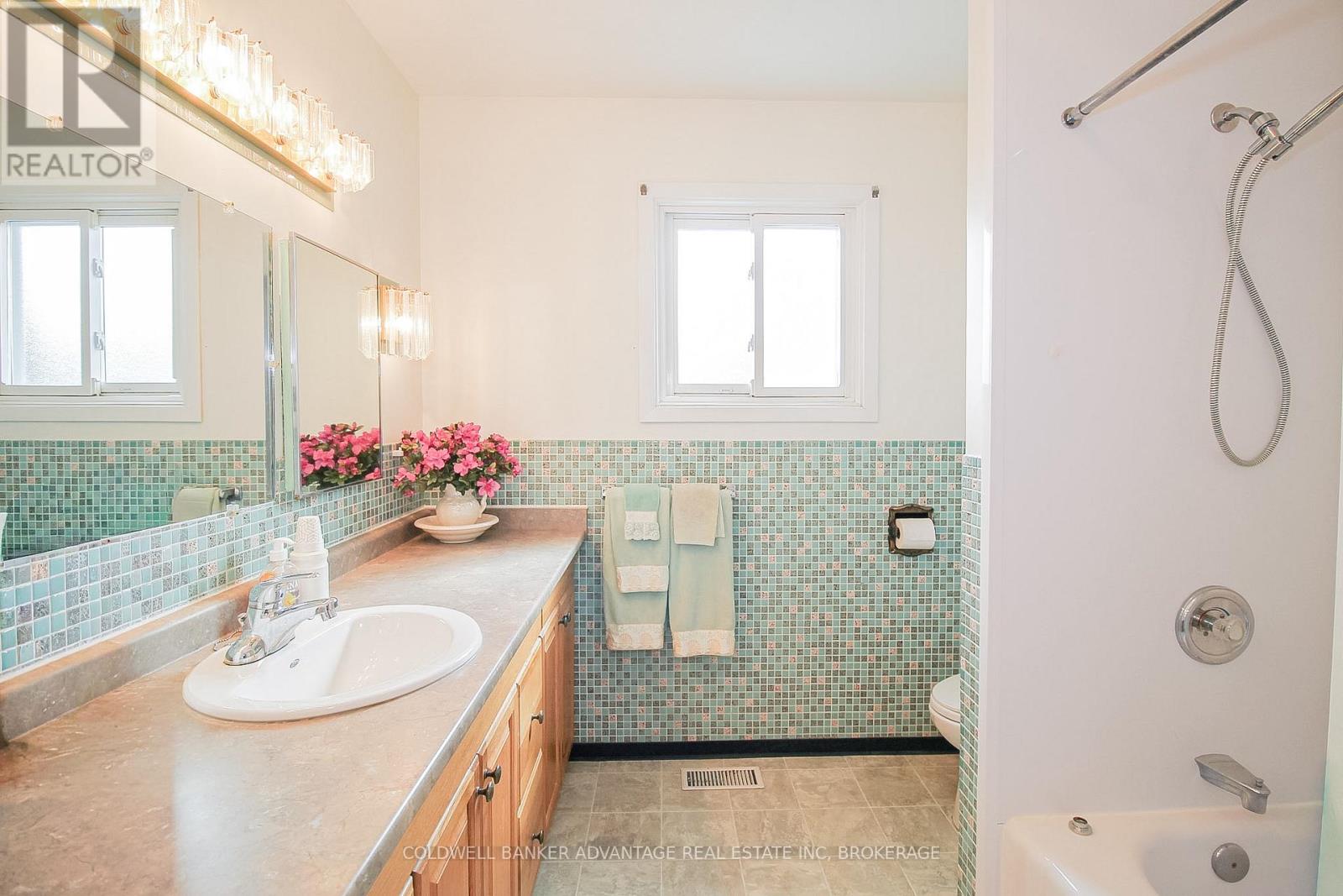 377 Silverthorn Crescent, Welland, Ontario  L3B 5N4 - Photo 23 - X12926774