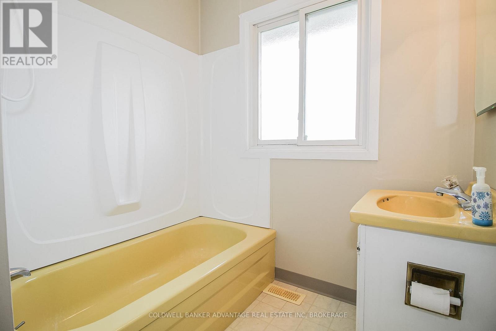 377 Silverthorn Crescent, Welland, Ontario  L3B 5N4 - Photo 29 - X12926774