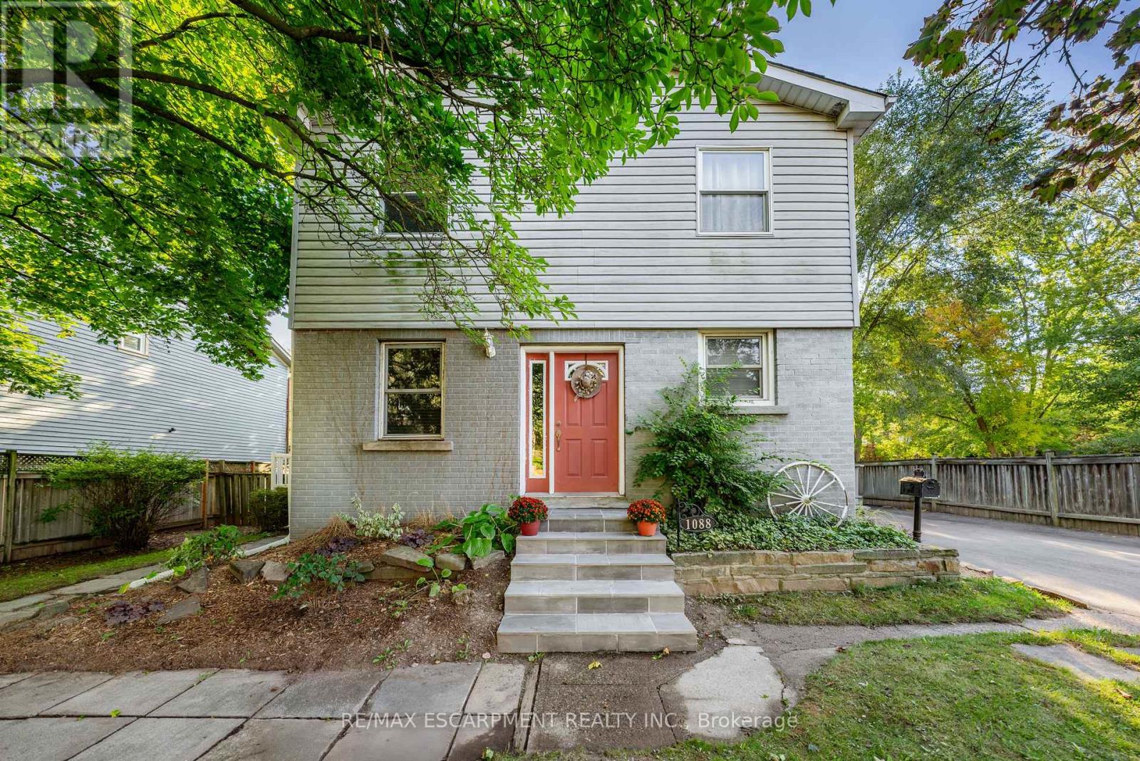 1088 Truman Avenue, Oakville, Ontario  L6H 1Y6 - Photo 5 - W12926782