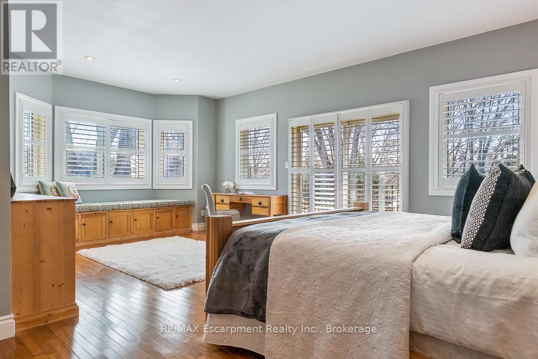 24 Birkbank Drive, Oakville, Ontario  L6J 4Y9 - Photo 17 - W12878342