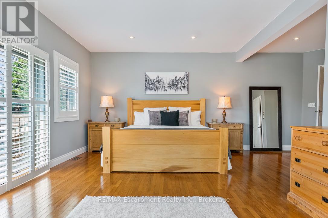 24 Birkbank Drive, Oakville, Ontario  L6J 4Y9 - Photo 19 - W12878342