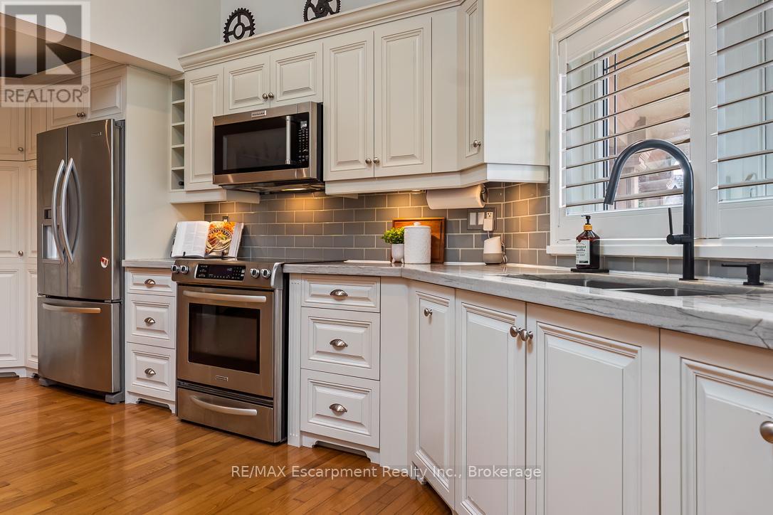 24 Birkbank Drive, Oakville, Ontario  L6J 4Y9 - Photo 6 - W12878342