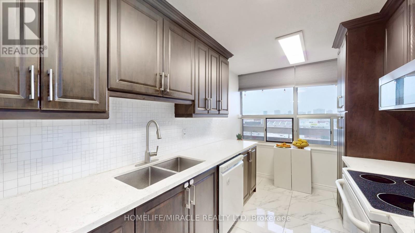 1112 - 15 Kensington Road, Brampton, Ontario L6T 3W2 - Photo 10 - W12926820