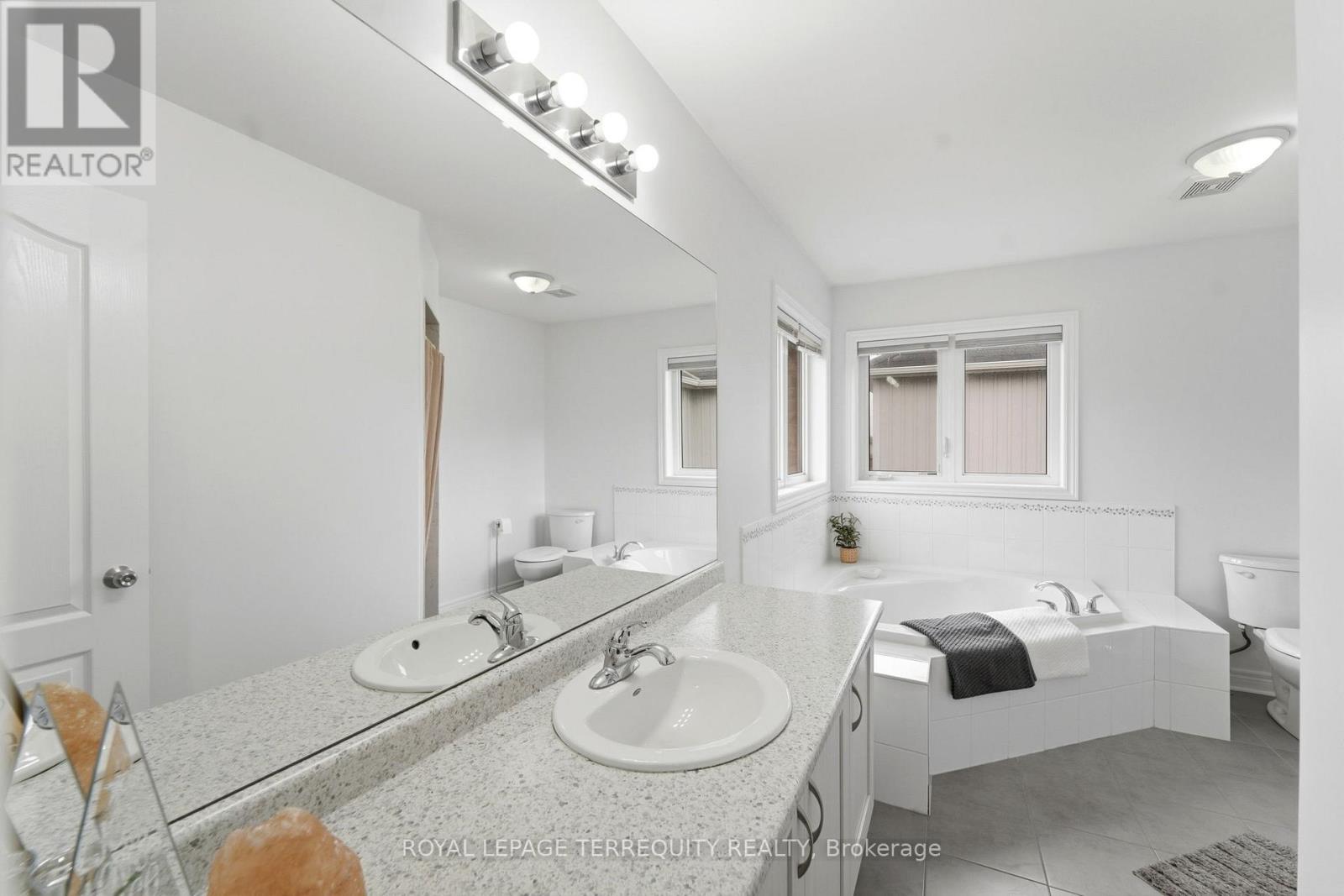 35 Colonel Lyall Street, St. Catharines, Ontario  L2P 0B3 - Photo 24 - X12926802