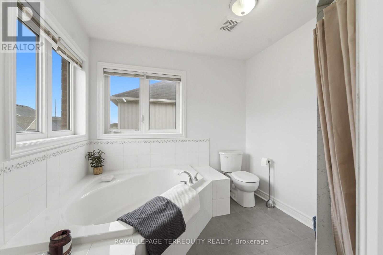 35 Colonel Lyall Street, St. Catharines, Ontario  L2P 0B3 - Photo 25 - X12926802