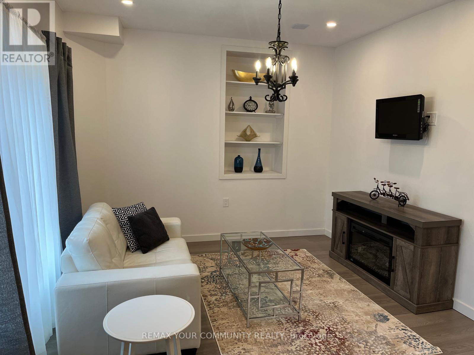 66 Woodhaven Avenue, Aurora, Ontario  L4G 3Y2 - Photo 6 - N12922784