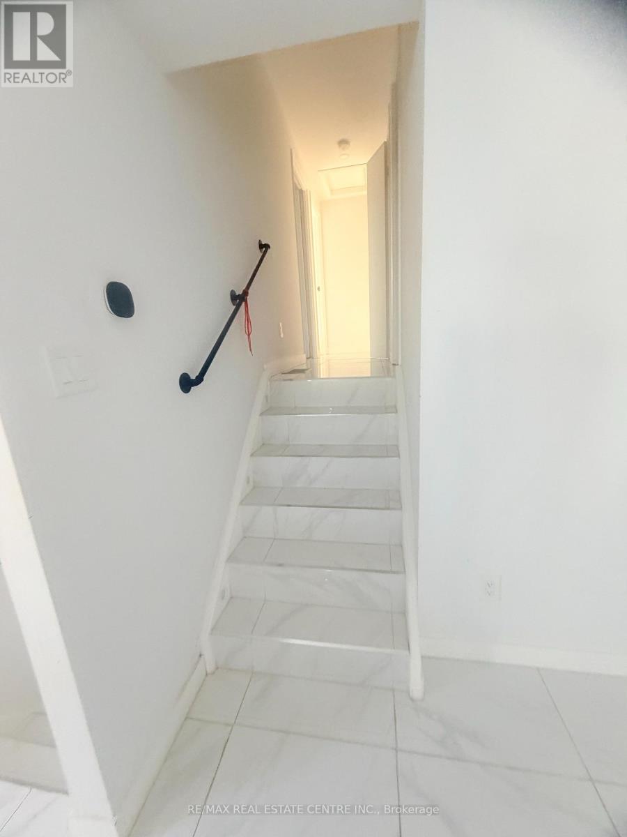 245 Heritage Drive, Kitchener, Ontario  N2B 3A9 - Photo 19 - X12912844