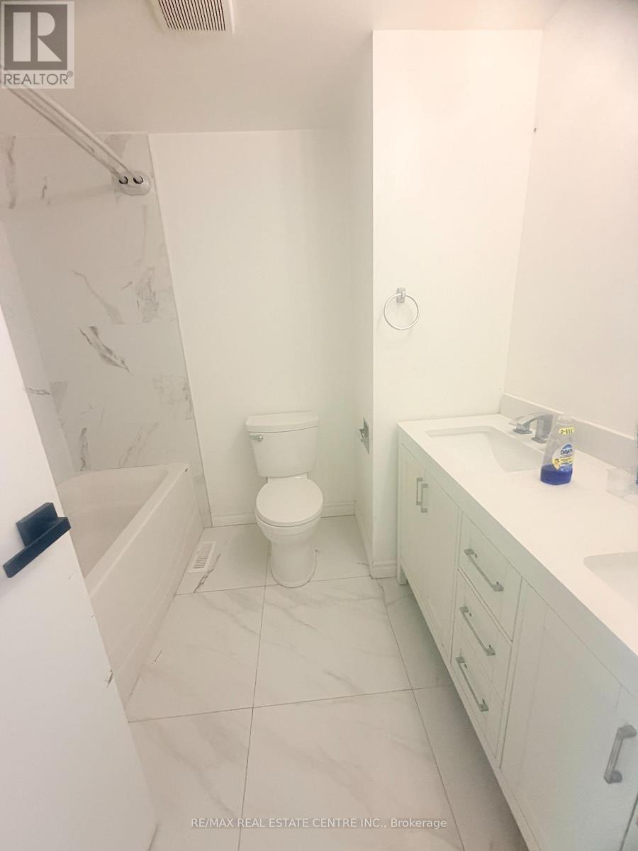 245 Heritage Drive, Kitchener, Ontario  N2B 3A9 - Photo 18 - X12912844