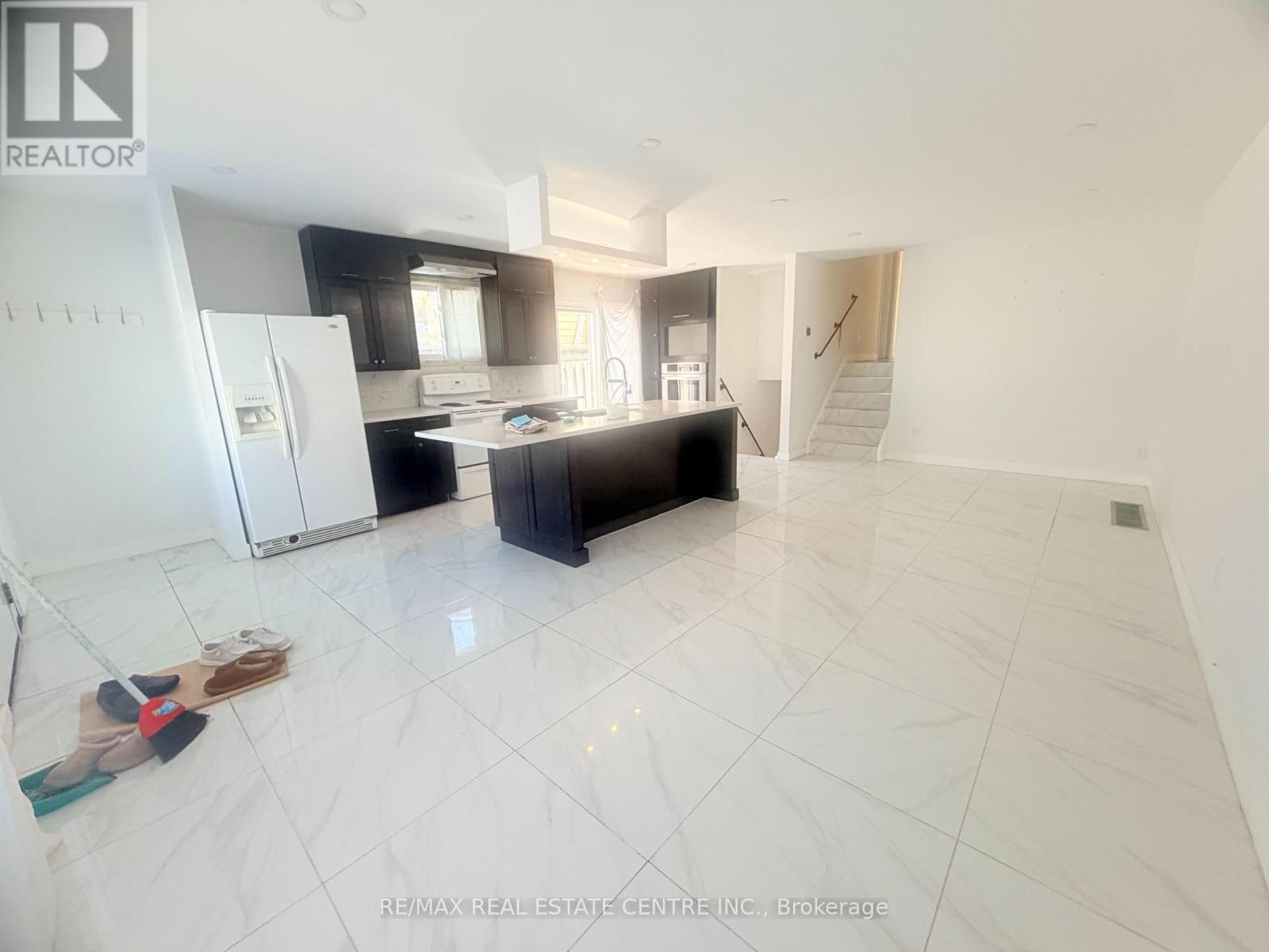 245 Heritage Drive, Kitchener, Ontario  N2B 3A9 - Photo 6 - X12912844