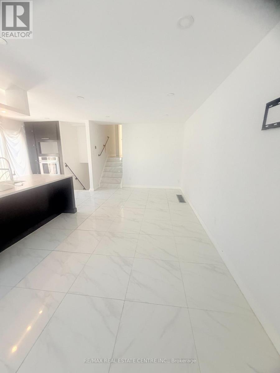 245 Heritage Drive, Kitchener, Ontario  N2B 3A9 - Photo 4 - X12912844