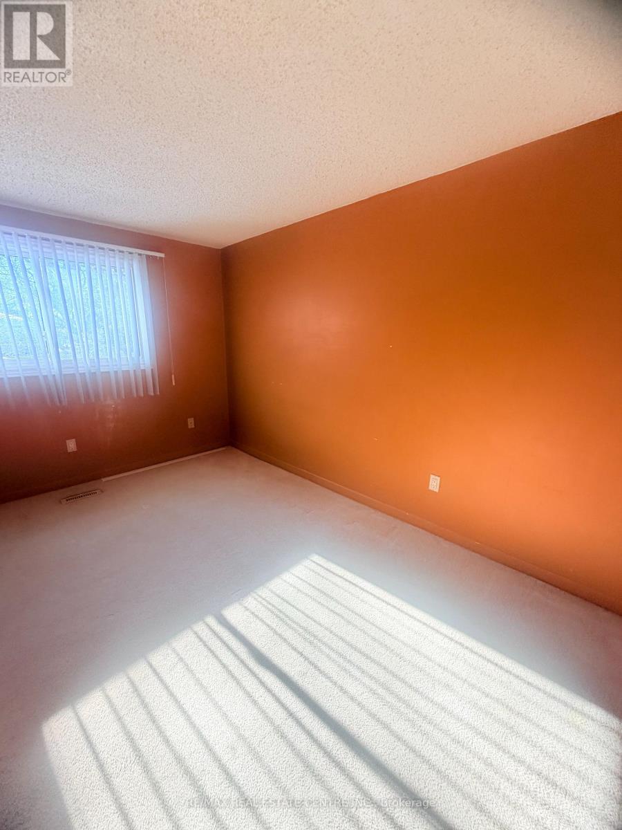 245 Heritage Drive, Kitchener, Ontario  N2B 3A9 - Photo 11 - X12912844