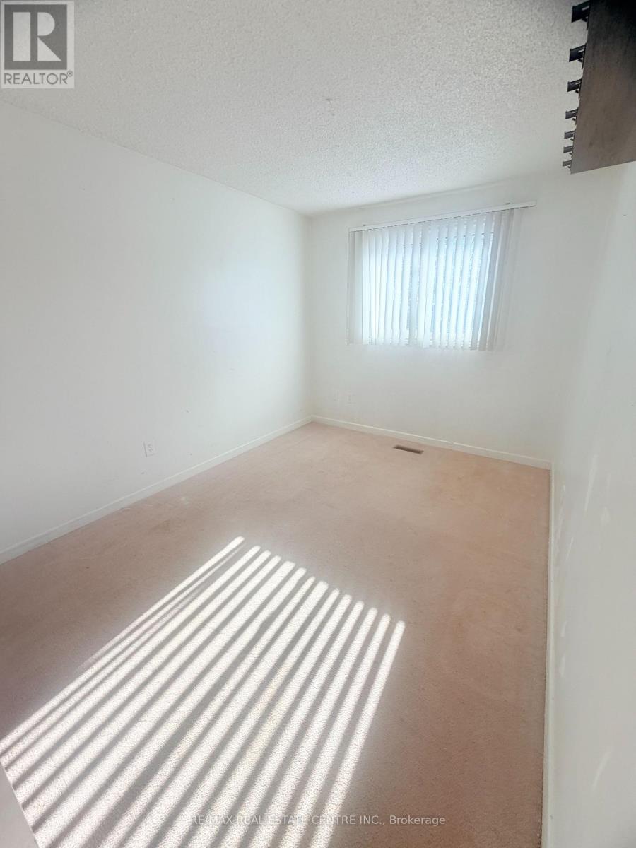 245 Heritage Drive, Kitchener, Ontario  N2B 3A9 - Photo 13 - X12912844