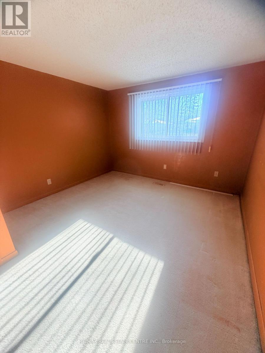 245 Heritage Drive, Kitchener, Ontario  N2B 3A9 - Photo 17 - X12912844