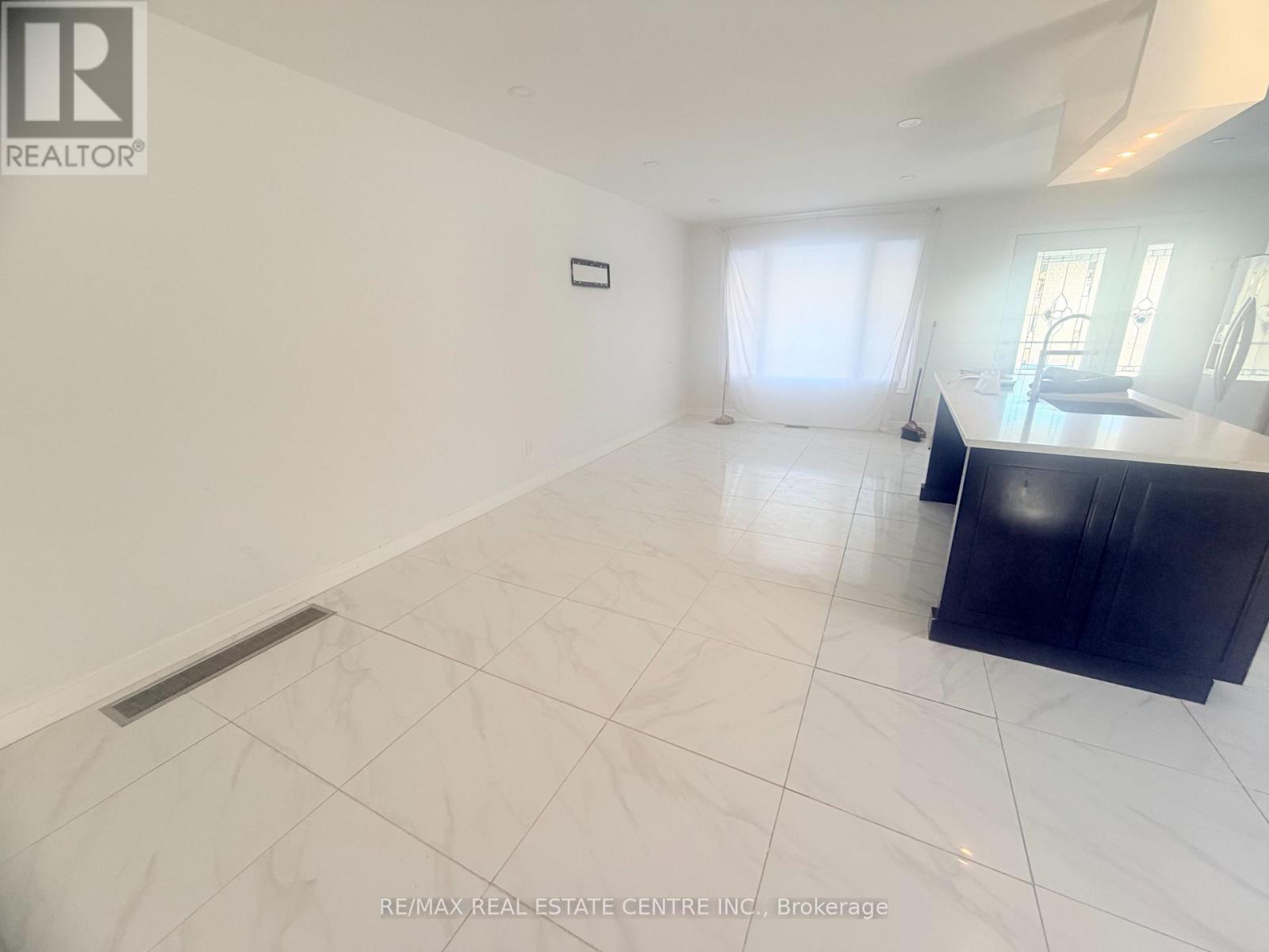 245 Heritage Drive, Kitchener, Ontario  N2B 3A9 - Photo 8 - X12912844