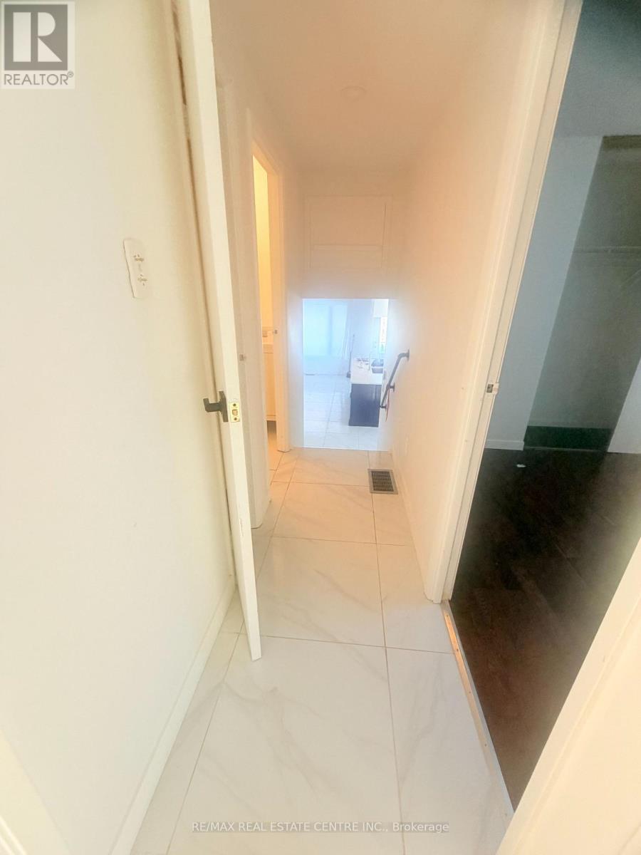 245 Heritage Drive, Kitchener, Ontario  N2B 3A9 - Photo 9 - X12912844