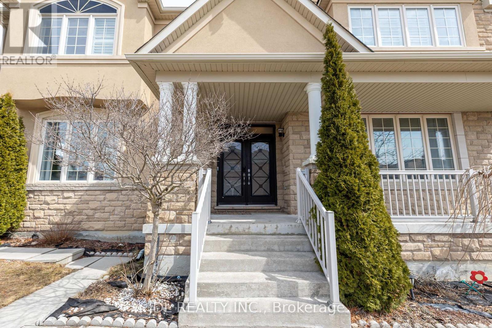 3 Mansard Drive, Richmond Hill, Ontario  L4E 0L8 - Photo 3 - N12926878