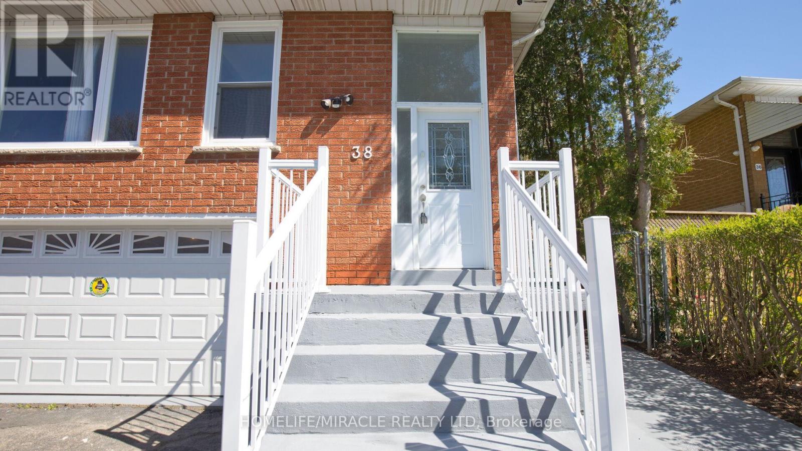 38 Medici Place, Brampton, Ontario  L6S 3C6 - Photo 2 - W12926870