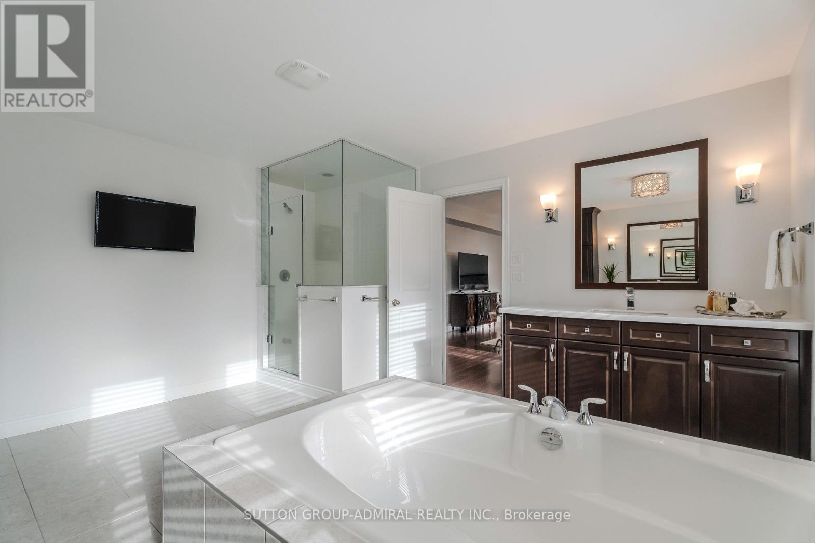 8 Chapel Gully Trail, King, Ontario  L7B 0A1 - Photo 30 - N12924366