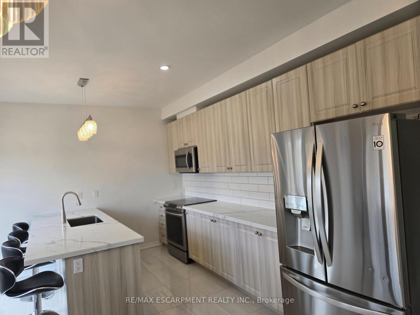 175 Gold Park Gate, Essa, Ontario  L3W 0B4 - Photo 11 - N12926948