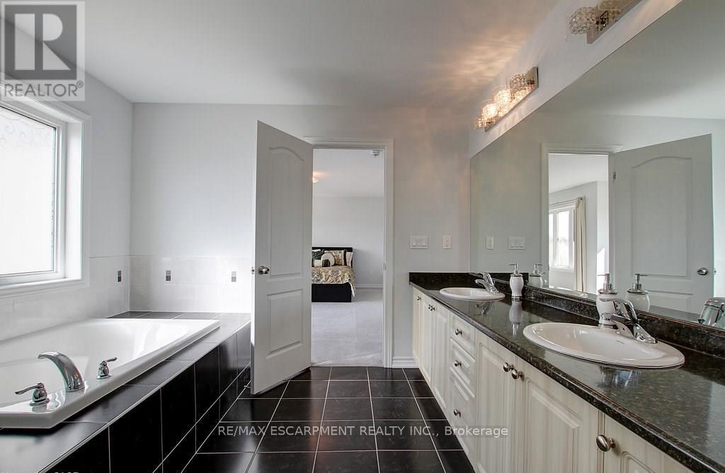 175 Gold Park Gate, Essa, Ontario  L3W 0B4 - Photo 16 - N12926948