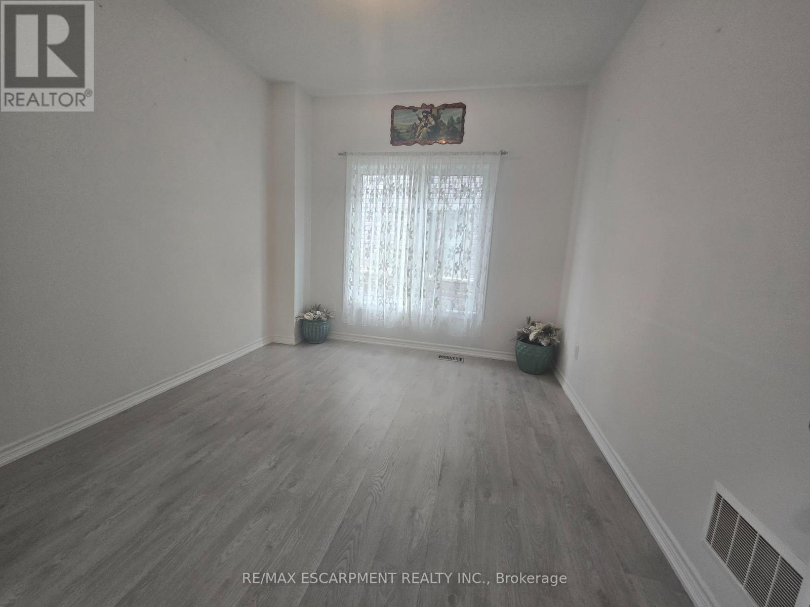 175 Gold Park Gate, Essa, Ontario  L3W 0B4 - Photo 19 - N12926948