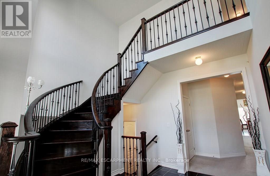 175 Gold Park Gate, Essa, Ontario  L3W 0B4 - Photo 3 - N12926948