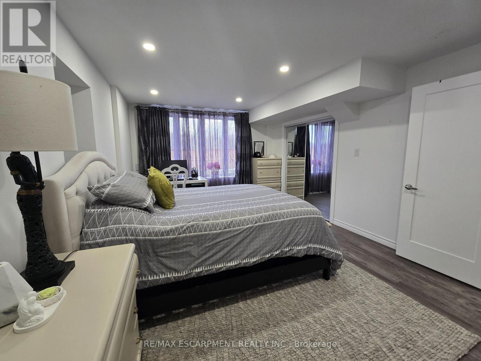 175 Gold Park Gate, Essa, Ontario  L3W 0B4 - Photo 33 - N12926948