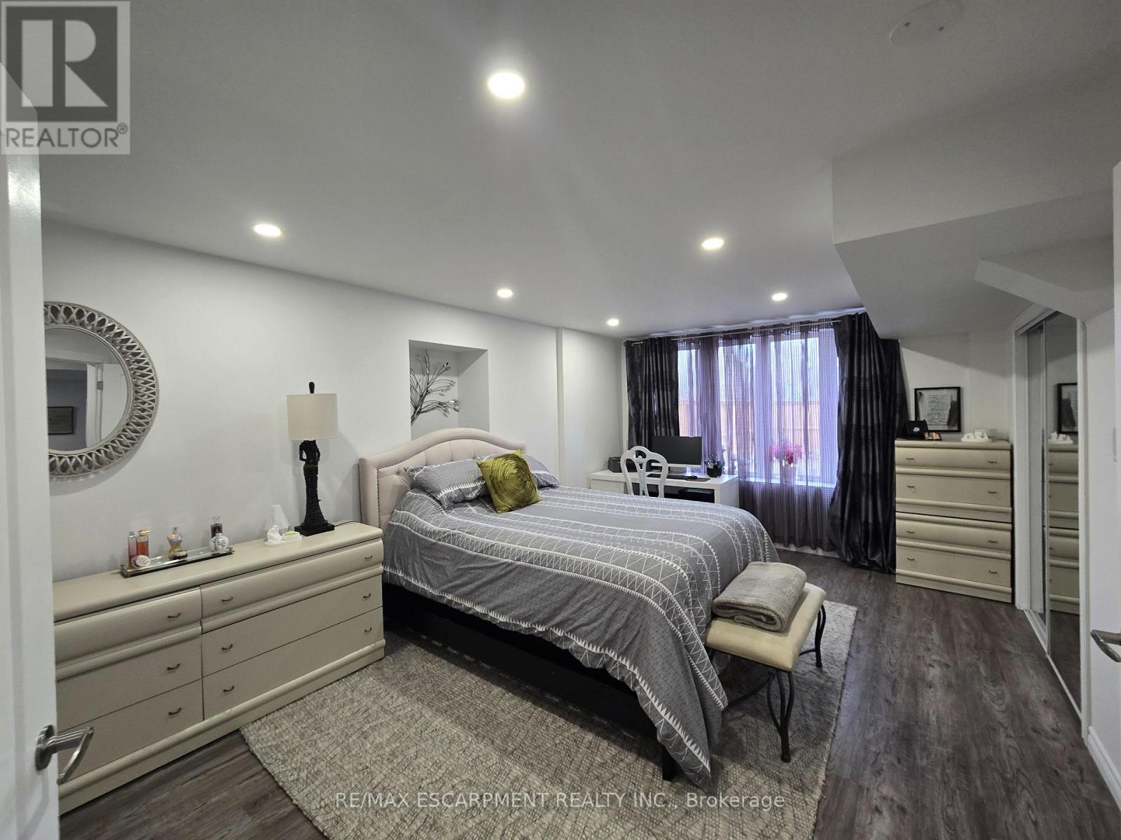 175 Gold Park Gate, Essa, Ontario  L3W 0B4 - Photo 34 - N12926948