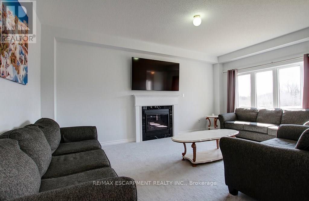 175 Gold Park Gate, Essa, Ontario  L3W 0B4 - Photo 4 - N12926948