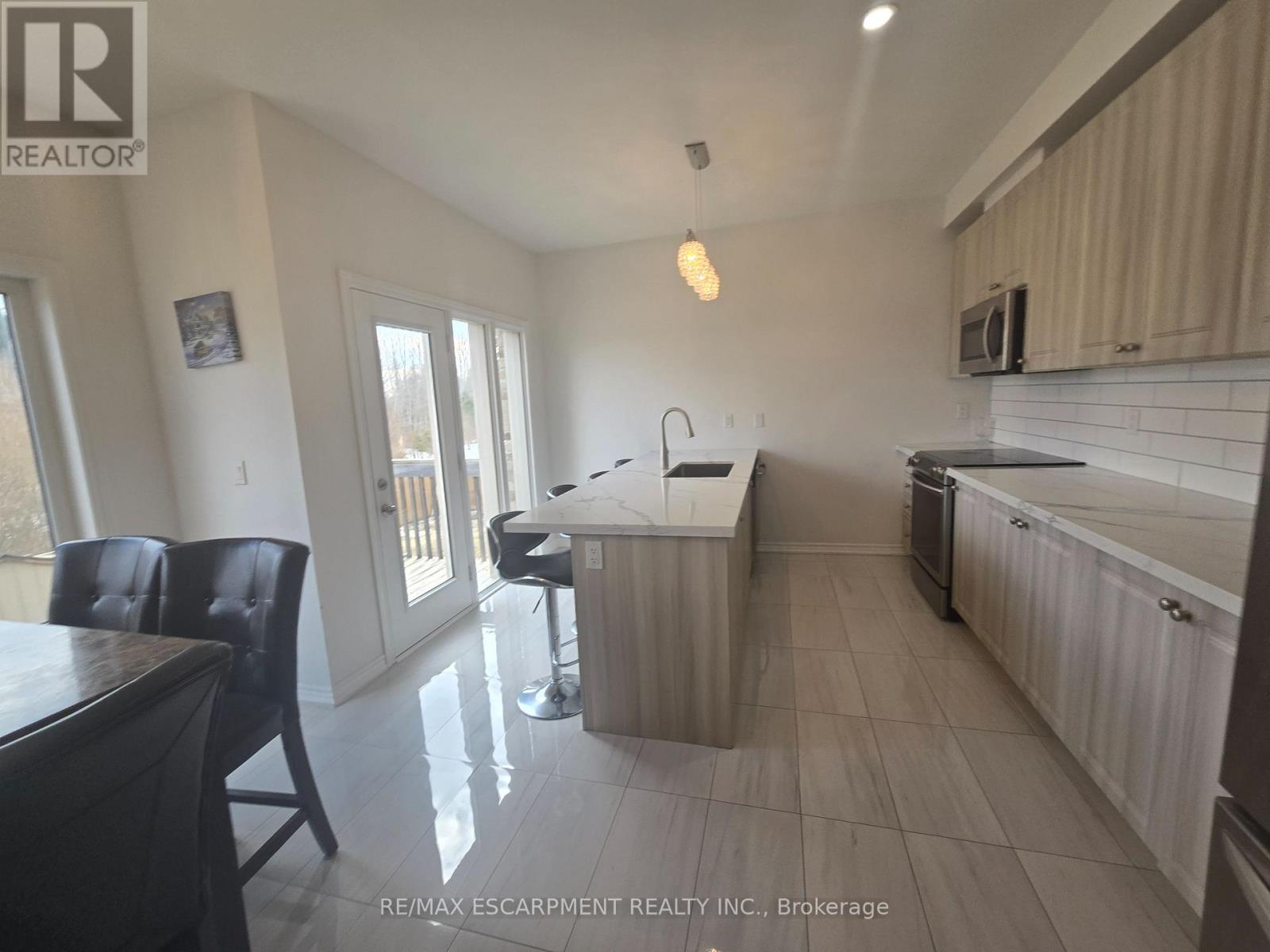 175 Gold Park Gate, Essa, Ontario  L3W 0B4 - Photo 9 - N12926948