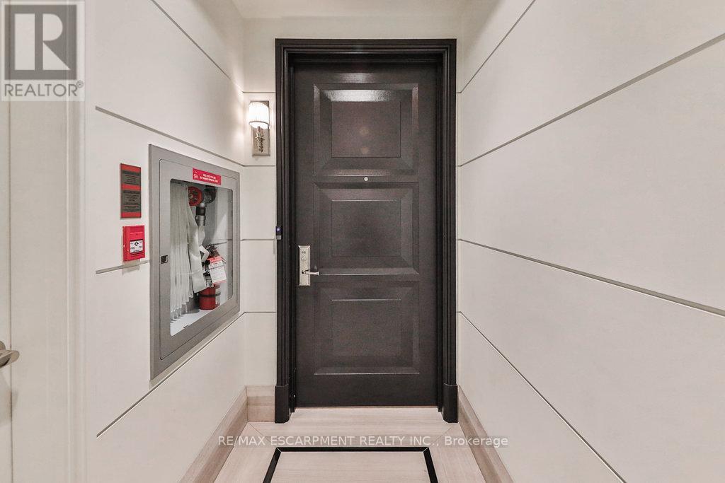 212 - 300 Randall Street, Oakville, Ontario  L6J 3G4 - Photo 9 - W12773050