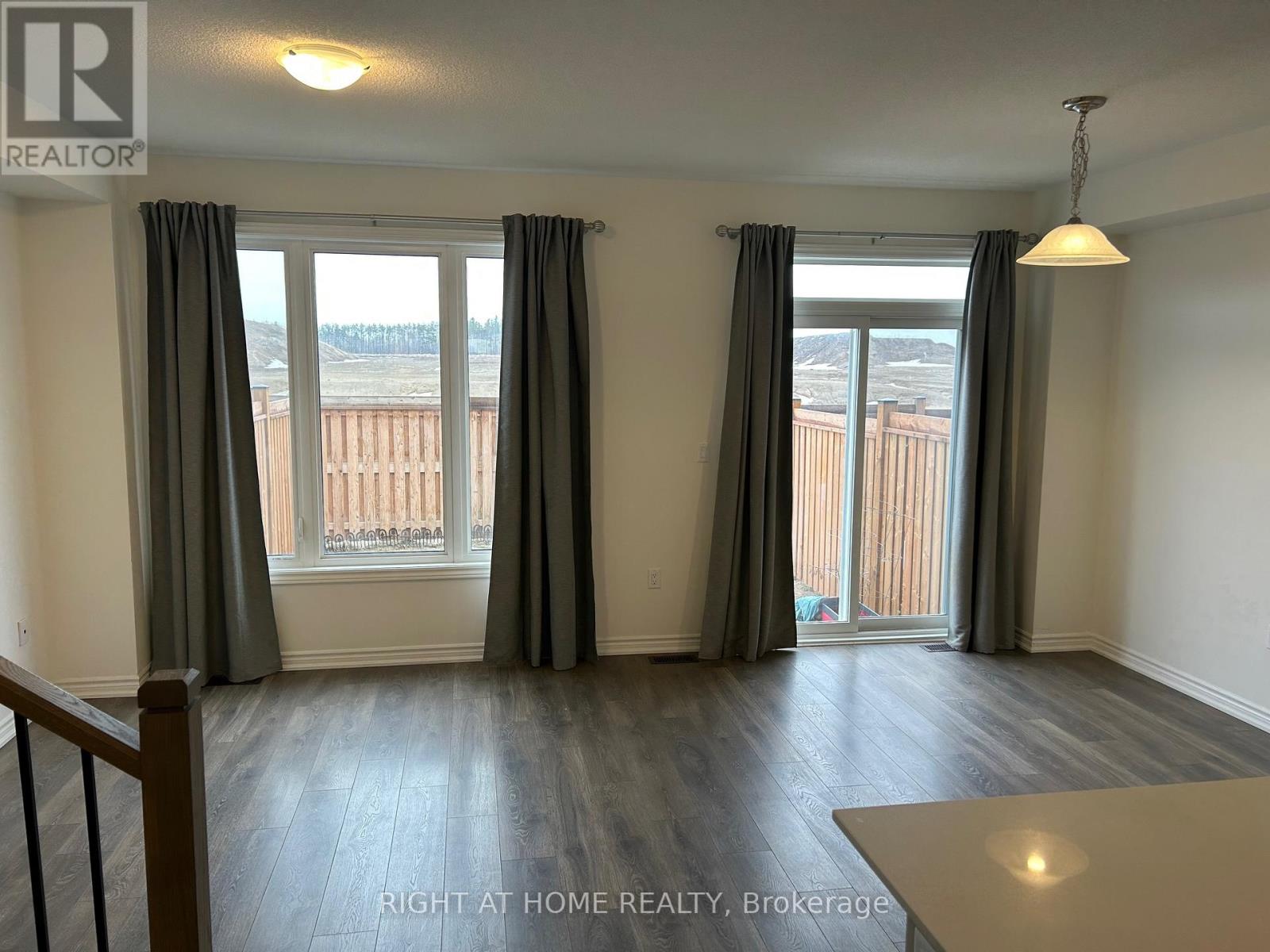 59 Greer Street, Barrie, Ontario  L9J 0R5 - Photo 5 - S12921836