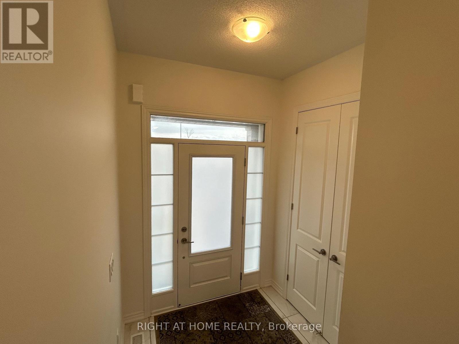 59 Greer Street, Barrie, Ontario  L9J 0R5 - Photo 4 - S12921836