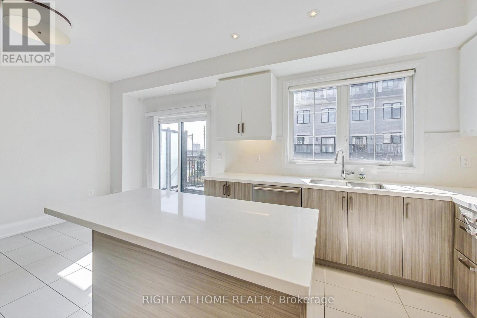 Th7 - 390 Highway 7 E, Richmond Hill, Ontario  L4B 0G5 - Photo 12 - N12762044