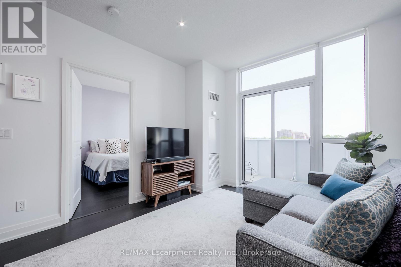 509 - 65 Speers Road, Oakville, Ontario  L6K 0J1 - Photo 3 - W12764000